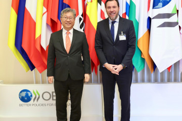 El ministro de Transportes y Movilidad Sostenible, Óscar Puente, con el secretario general del Foro Internacional de Transporte (ITF), Young Tae Kim