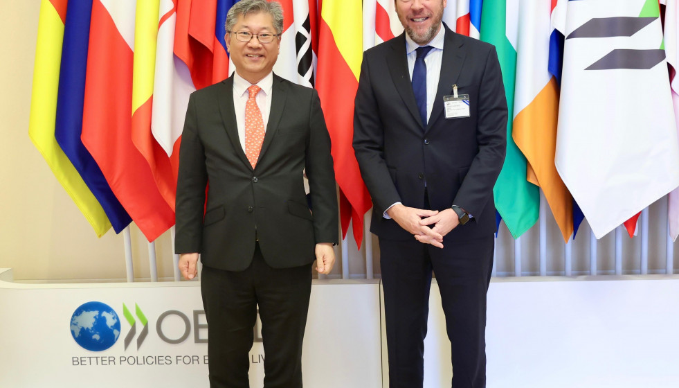 El ministro de Transportes y Movilidad Sostenible, Óscar Puente, con el secretario general del Foro Internacional de Transporte (ITF), Young Tae Kim