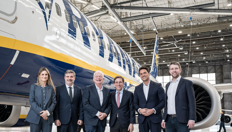 El alcalde de Madrid, José Luis Martínez-Almeida, y el CEO de Ryanair DAC, Eddie Wilson, durante la inauguración del nuevo hangar de mantenimiento de Ryanair, en la Zona industrial de Barajas, a 18