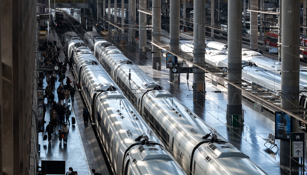Viajeros cogen su tren en la estación de Madrid-Puerta de Atocha-Almudena Grandes, a 17 de febrero de 2026, en Madrid (España).