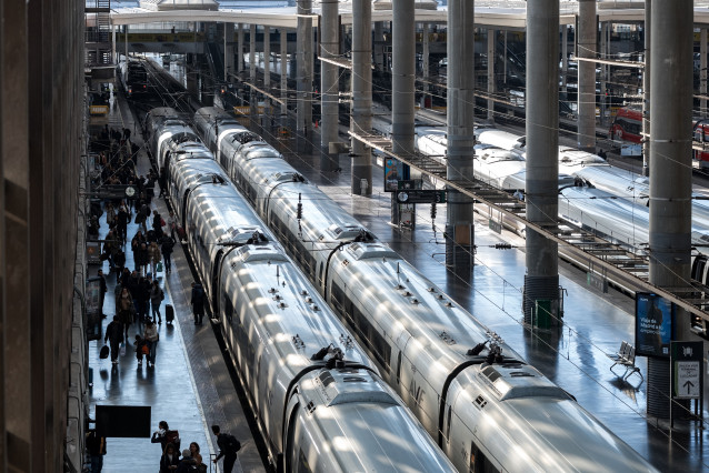 Viajeros cogen su tren en la estación de Madrid-Puerta de Atocha-Almudena Grandes, a 17 de febrero de 2026, en Madrid (España).