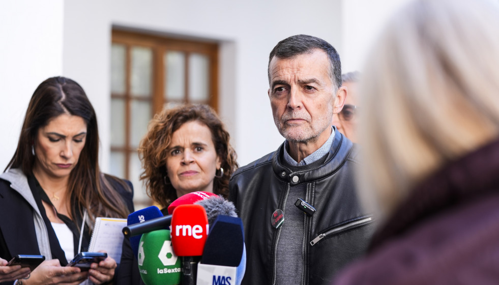 El coordinador federal de IU y candidato de Por Andalucía a la Presidencia de la Junta, Antonio Maíllo, atiende a los medios de comunicación  en el Parlamento de Andalucía, a 17 de marzo de 2026 e