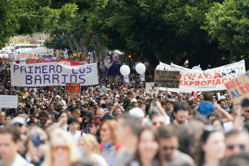 Archivo - Miles de personas se manifiestan en Málaga por el derecho a la vivienda.