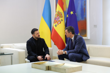 El presidente del Gobierno, Pedro Sánchez (d), recibe al presidente de Ucrania, Volodímir Zelenski (i), en La Moncloa, a 18 de marzo de 2026, en Madrid (España). Sánchez se reúne de nuevo este mi
