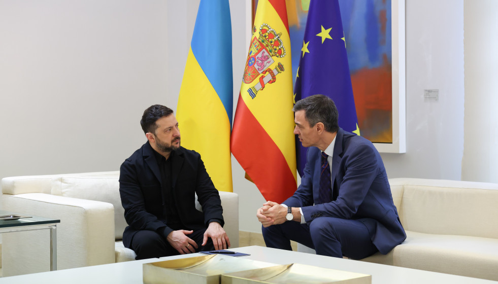 El presidente del Gobierno, Pedro Sánchez (d), recibe al presidente de Ucrania, Volodímir Zelenski (i), en La Moncloa, a 18 de marzo de 2026, en Madrid (España). Sánchez se reúne de nuevo este mi