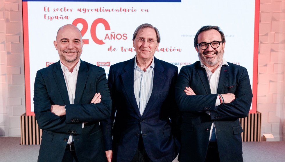 El CEO de Pascual, César Vargas el presidente de Pascual, Tomás Pascual y el  presidente de Aecoc, Ignacio González Benito, en el encuentro informativo ‘El sector agroalimentario en España, 20 a