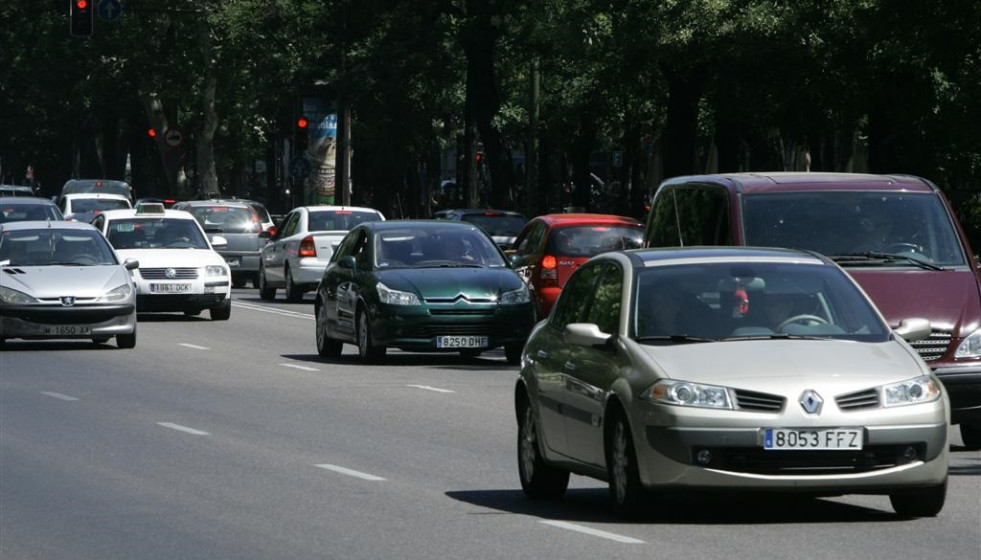 Archivo - Recursos de tráfico. Carreteras. Coches.