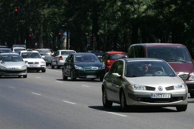 Archivo - Recursos de tráfico. Carreteras. Coches.