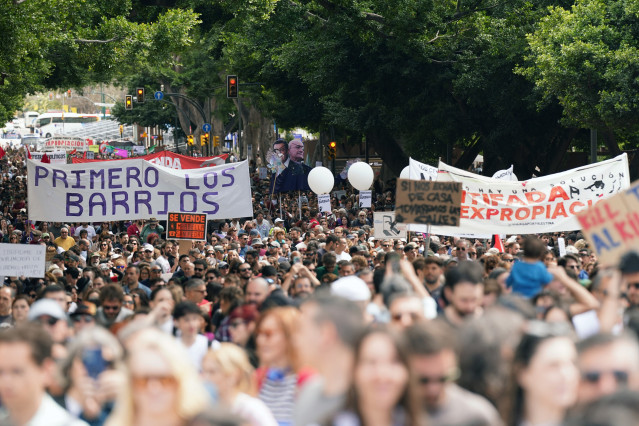 Archivo - Miles de personas se manifiestan en Málaga por el derecho a la vivienda.