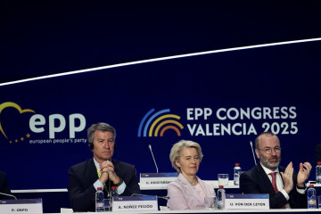 Archivo - La presidenta de la Comisión Europea, Ursula Von Der Leyen, el presidente del Partido Popular Europeo, Manfred Weber (D), y el presidente del Partido Popular, Alberto Núñez Feijóo (I), e