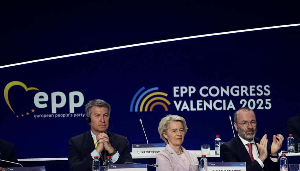 Archivo - La presidenta de la Comisión Europea, Ursula Von Der Leyen, el presidente del Partido Popular Europeo, Manfred Weber (D), y el presidente del Partido Popular, Alberto Núñez Feijóo (I), e