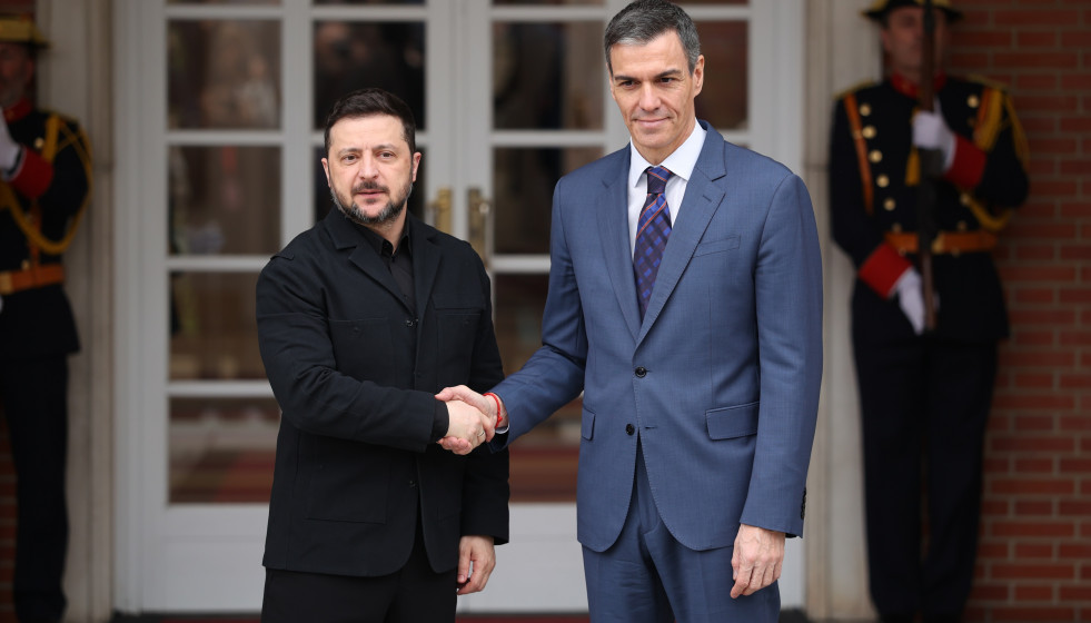 El presidente del Gobierno, Pedro Sánchez (d), recibe al presidente de Ucrania, Volodímir Zelenski (i), en La Moncloa, a 18 de marzo de 2026, en Madrid (España).