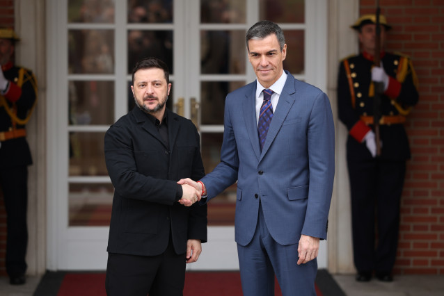El presidente del Gobierno, Pedro Sánchez (d), recibe al presidente de Ucrania, Volodímir Zelenski (i), en La Moncloa, a 18 de marzo de 2026, en Madrid (España).