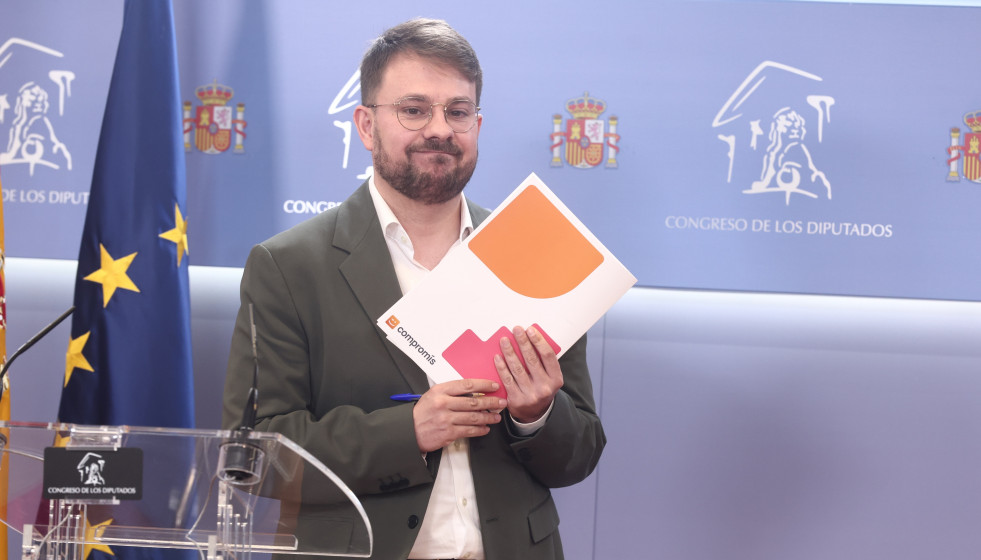 El diputado de Compromís Alberto Ibáñez Mezquita durante una rueda de prensa en el Congreso de los Diputados, a 17 de marzo de 2026, en Madrid (España).
