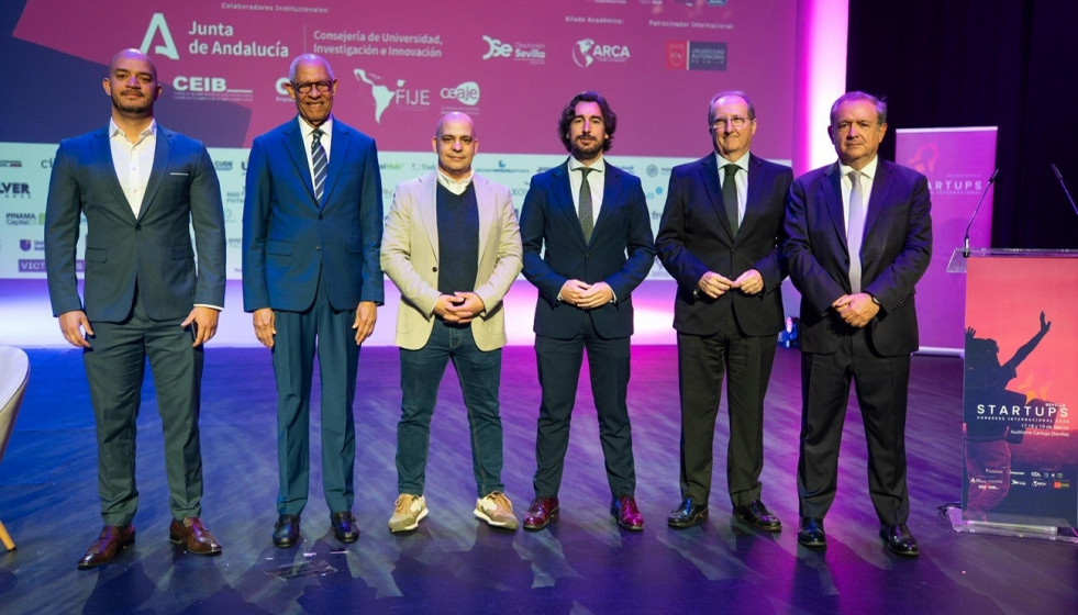 El secretario permanente del Consejo de Empresarios Iberoamericanos (CEIB) y director de Relaciones con Iberoamérica de CEOE, Narciso Casado, junto a algunos de los participantes en el III Congreso I