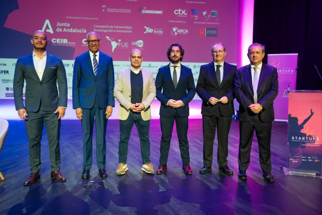 El secretario permanente del Consejo de Empresarios Iberoamericanos (CEIB) y director de Relaciones con Iberoamérica de CEOE, Narciso Casado, junto a algunos de los participantes en el III Congreso Internacional de Startups 2026 en Sevilla (España).