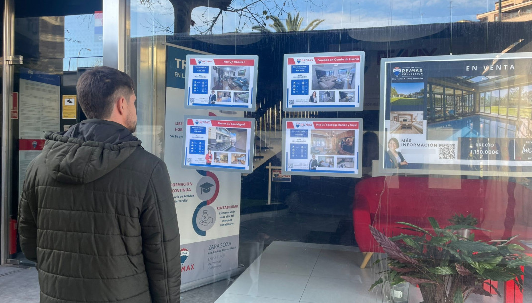 Joven adulto mirando pisos en venta.