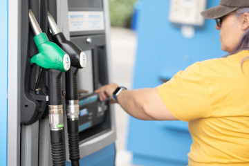 Repostaje en una gasolinera, a 3 de marzo de 2026, en Madrid (España). La guerra en Irán ha elevado con fuerza el precio del petróleo, con el Brent acercándose a los 80 dólares por barril ante el