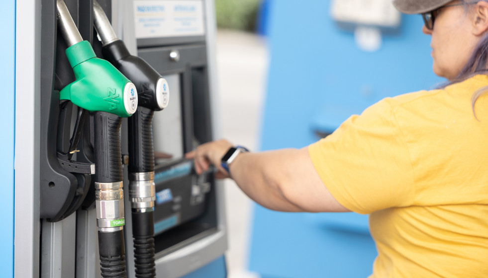 Repostaje en una gasolinera, a 3 de marzo de 2026, en Madrid (España). La guerra en Irán ha elevado con fuerza el precio del petróleo, con el Brent acercándose a los 80 dólares por barril ante el