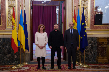 El presidente de Ucrania, Volodímir Zelenski, se ha reunido este miércoles con los presidentes del Congreso, Francina Armengol, y del Senado, Pedro Rollán