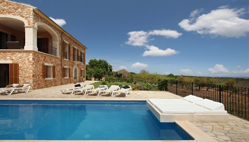 Archivo - El 60% de la demanda de vivienda de lujo en España es ya extranjera, según The Simple Rent.