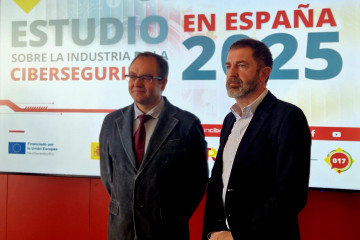 El director del Incibe, Félix Barrio (izquierda) y el presidente de Conetic, José Luis Pancorbo (derecha), en la sede del Incibe, en León, donde se ha presentado el 'Estudio sobre la industria de l