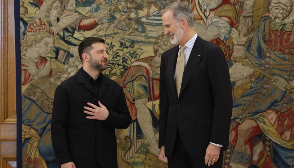 Archivo - El Rey Felipe VI (d) y el presidente de Ucrania, Volodimir Zelenski (i)