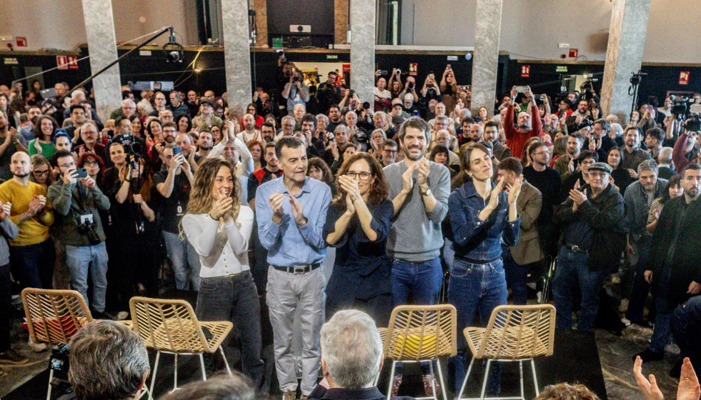 La portavoz de Más Madrid en el Ayuntamiento de Madrid, Rita Maestre (d), la ministra de Sanidad, Mónica García (c), el coordinador federal de IU, Antonio Maillo (2i), la coordinadora general de Su