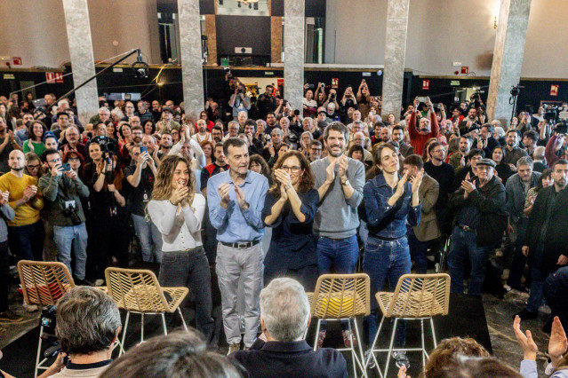 La portavoz de Más Madrid en el Ayuntamiento de Madrid, Rita Maestre (d), la ministra de Sanidad, Mónica García (c), el coordinador federal de IU, Antonio Maillo (2i), la coordinadora general de Sumar, Lara Hernández (i), y el ministro de Cultura, Ernest