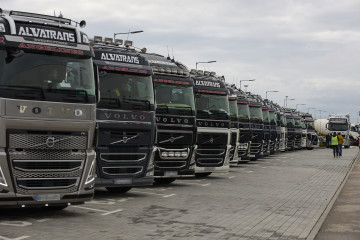 Archivo - Varios camiones estacionados.