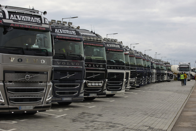 Archivo - Varios camiones estacionados.