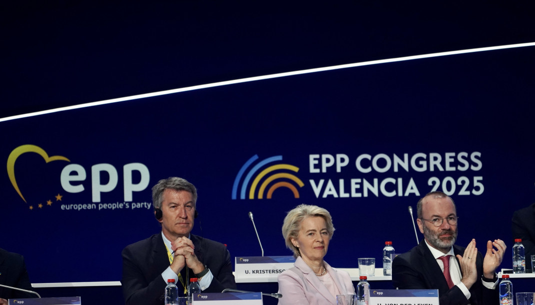Archivo - La presidenta de la Comisión Europea, Ursula Von Der Leyen, el presidente del Partido Popular Europeo, Manfred Weber (D), y el presidente del Partido Popular, Alberto Núñez Feijóo (I), e