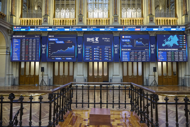 Archivo - Paneles informativos en el Palacio de la Bolsa de Madrid, a 3 de febrero de 2026, en Madrid (España).