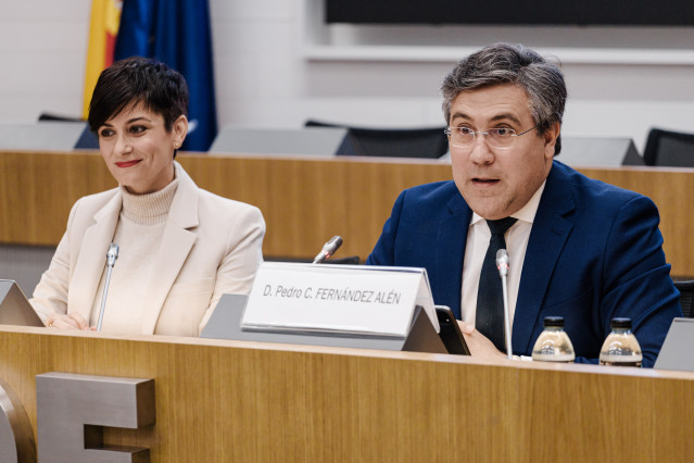 Archivo - La ministra de Vivienda y Agenda Urbana, Isabel Rodríguez, y el presidente de la CNC, Pedro Fernández Alén, en una imagen de archivo