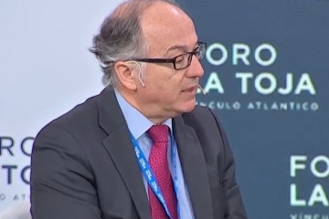 Archivo - Luis Gallego, presidente de IAG en el Foro La Toja.