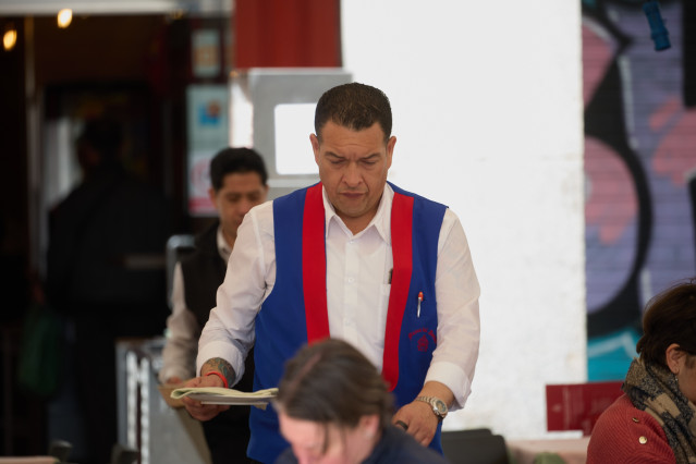 Archivo - Un camarero durante su jornada laboral.