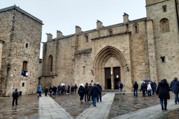 Archivo - Turistas en Cáceres en una foto de archivo.
