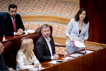 La presidenta de la Comunidad de Madrid, Isabel Díaz Ayuso (d), y el consejero de Presidencia, Justicia y Administración Local, y portavoz del Gobierno autonómico, Miguel Ángel García Martín (c)