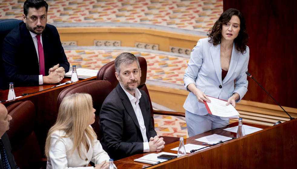 La presidenta de la Comunidad de Madrid, Isabel Díaz Ayuso (d), y el consejero de Presidencia, Justicia y Administración Local, y portavoz del Gobierno autonómico, Miguel Ángel García Martín (c)