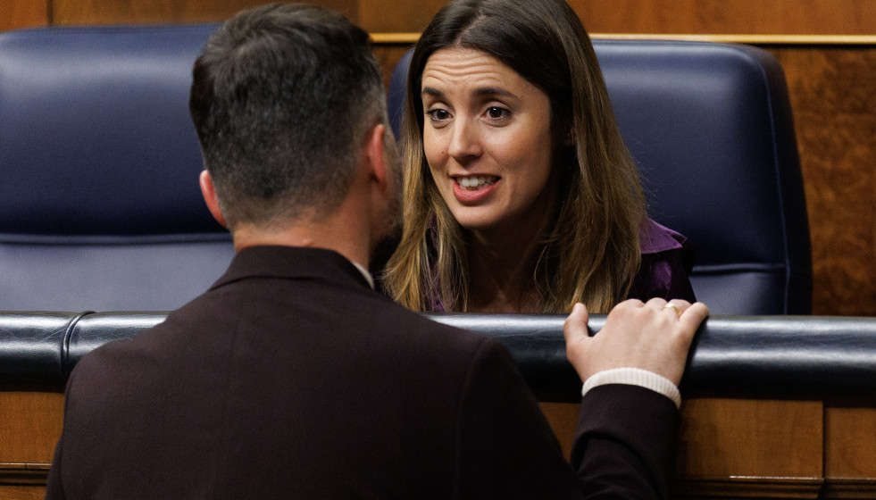 Archivo - El portavoz de ERC en el Congreso, Gabriel Rufián, conversa con la ministra de Igualdad, Irene Montero, durante una sesión de control al Gobierno, en el Congreso de los Diputados, a 8 de m