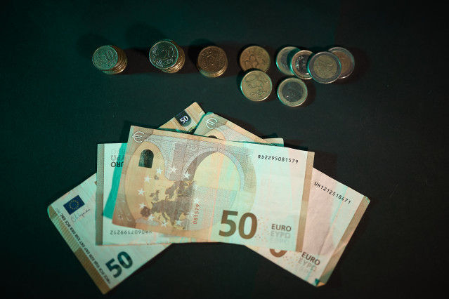 Archivo - Billetes y monedas de euro.
