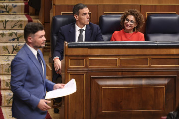 Archivo - El presidente del Gobierno, Pedro Sánchez (c), el portavoz de Esquerra Republicana de Catalunya, Gabriel Rufián (i), y la vicepresidenta primera y ministra de Hacienda, María Jesús Monte