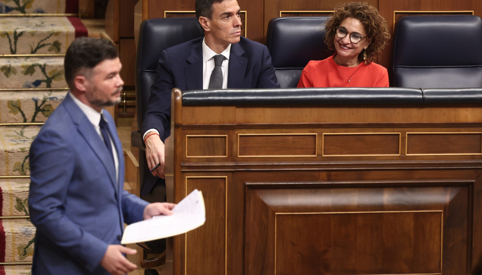 Archivo - El presidente del Gobierno, Pedro Sánchez (c), el portavoz de Esquerra Republicana de Catalunya, Gabriel Rufián (i), y la vicepresidenta primera y ministra de Hacienda, María Jesús Monte