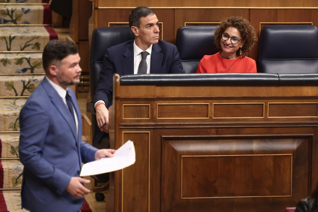 Archivo - El presidente del Gobierno, Pedro Sánchez (c), el portavoz de Esquerra Republicana de Catalunya, Gabriel Rufián (i), y la vicepresidenta primera y ministra de Hacienda, María Jesús Montero.