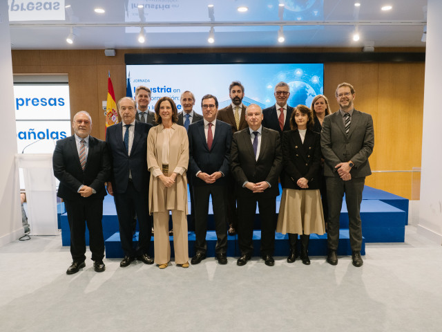 El ministro de Industria y Turismo, Jordi Hereu, y el presidente de la CEOE, Antonio Garamendi, en la jornada en la sede de la CEOE.