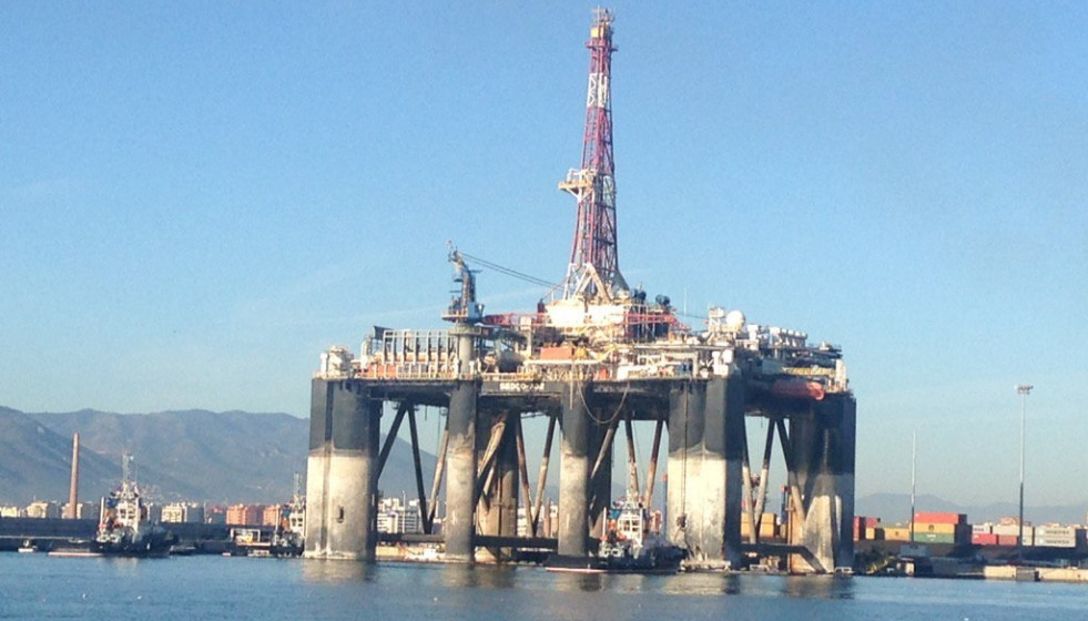Archivo -    La plataforma petrolífera Sedco 702, que llegó al puerto de Málaga el pasado mes de junio, ha partido este sábado desde el muelle nueve hacia su próximo destino, Turquía, donde ser�