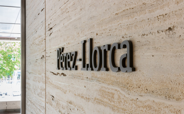 Archivo - Logo del bufete Pérez-Llorca