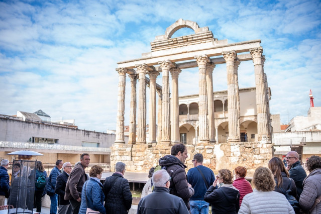 Archivo - Turistas en el Templo de Diana de Mérida.