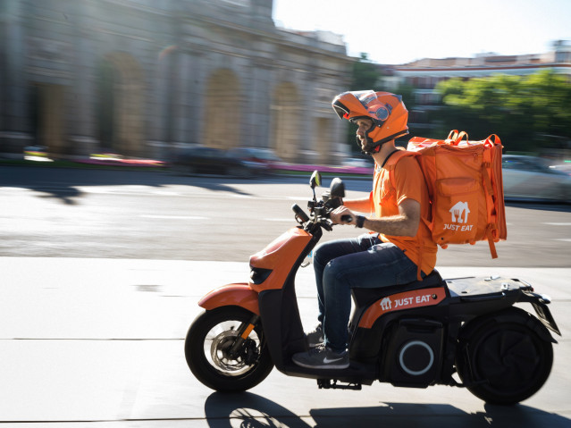 Archivo - Repartidor de Just Eat