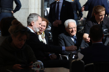 El Rey Felipe VI, junto al presidente de la República Italiana, Sergio Matarella, en una terraza de un establecimiento hostelero de la Plaza Mayor de Salamanca. Este jueves el jefe de Estado de Itali
